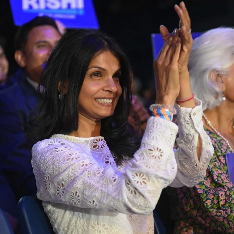 অনুষ্কার মা অক্ষতা মূর্তি, ভারতের দ্বিতীয় বৃহত্তম তথ্যপ্রযুক্তি সংস্থা ইনফোসিসের প্রতিষ্ঠাতা নারায়ণ মূর্তির কন্যা। সুনক ব্রিটিশ নাগরিকত্বের অধিকারী হলেও অক্ষতা ভারতের নাগরিক। তাঁর জন্ম কর্নাটকের হুবলিতে। সেই সূত্রেই দক্ষিণ ভারতীয় নাচে পারদর্শী হয়ে উঠেছে ৯ বছরের অনুষ্কা।