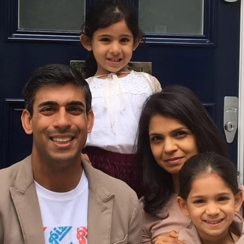 শুক্রবার মেয়ের নাচ দেখতে উপস্থিত হয়েছিলেন অক্ষতাও। তাঁর সঙ্গে ছিলেন ঋষির বাবা-মা। ভারতীয় কায়দায় নাতনির নাচ দেখতে তাঁদের উৎসাহ কম ছিল না। তবে ব্যস্ততার কারণে অনুষ্কার নাচ দেখতে যেতে পারেননি প্রধানমন্ত্রী।