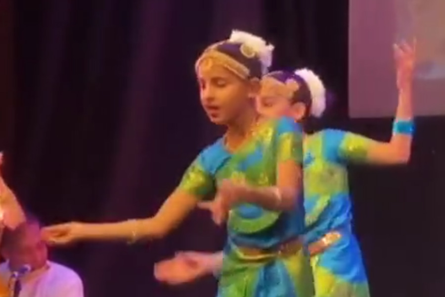 শুক্রবারের অনুষ্ঠানে অনুষ্কার মতোই অংশ নিয়েছিলেন প্রায় ১০০ জন নৃত্যশিল্পী। তাঁদের বয়স ৪ থেকে ৮৫। প্রায় সব বয়সের, সব প্রজন্মের শিল্পীকেই অনুষ্ঠানে দেখা গিয়েছিল। শুধু নৃত্যশিল্পী নয়, গানবাজনার নানা ক্ষেত্রে পারদর্শীরা অংশ নিয়েছিলেন আন্তর্জাতিক কুচিপুড়ি নৃত্যানুষ্ঠানে।