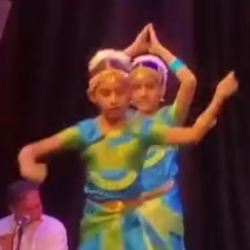 শুক্রবার অনুষ্কার নাচে ফুটে উঠেছিল ভারতীয় সংস্কৃতি। লন্ডনের ‘দ্য ভবন’-এ যেন এক টুকরো দক্ষিণ ভারত তুলে নিয়ে গিয়েছিল ছোট্ট অনুষ্কা। এই বয়সে তার নাচের দক্ষতা দেখে অনেকেই মুগ্ধ। সমাজমাধ্যমেও তাকে প্রশংসায় ভরিয়ে দেওয়া হয়েছে।