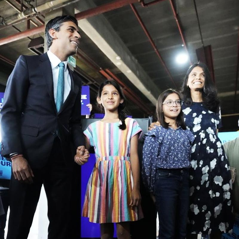 অনুষ্কা বলেছে, ‘‘আমি তো ভারত থেকেই এসেছি। ভারত এমন একটা জায়গা, যেখানে বাড়ি, পরিবার, সংস্কৃতি মিলেমিশে থাকে। আমি প্রতি বছর ভারতে যাই। ভারতে যেতে আমার খুব ভাল লাগে।’’