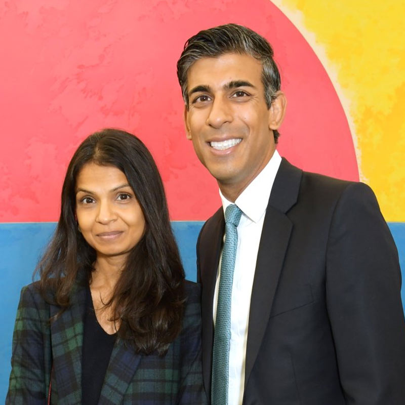 ছোটবেলা থেকেই নাচতে ভালবাসে অনুষ্কা। কুচিপুড়ি নৃত্যকলায় সে বরাবর পারদর্শী। তার দিদি অর্থাৎ ঋষি সুনকের আর এক মেয়ে কৃষ্ণা সুনকের অবশ্য নাচের শখ নেই। ১১ বছরের কৃষ্ণাকে মাঝেমাঝে আইস স্কেটিং করতে দেখা যায়, সঙ্গে থাকেন বাবা ঋষি।