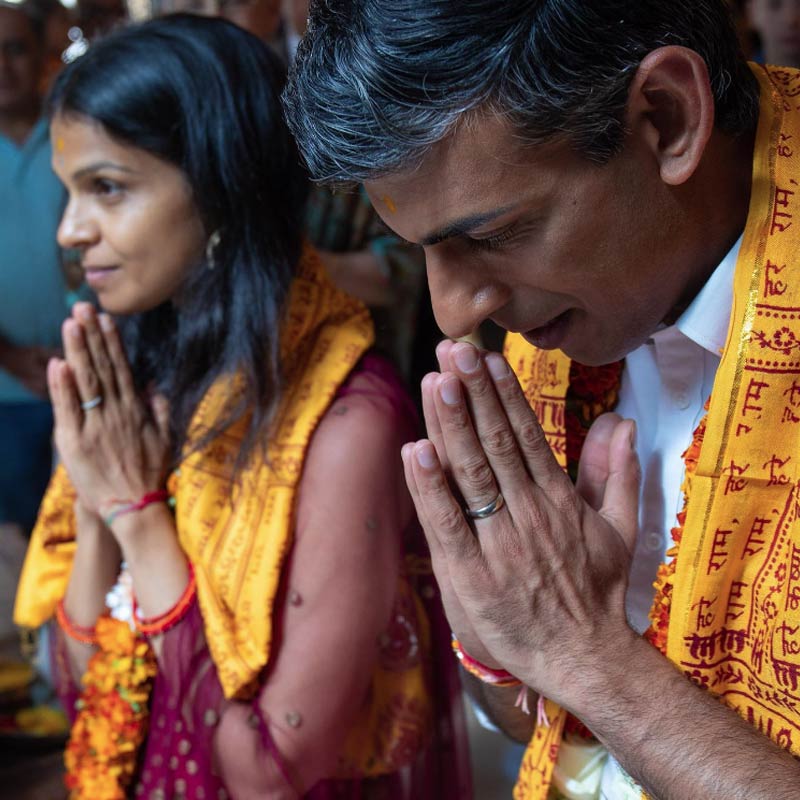 ব্রিটেনের প্রথম ভারতীয় বংশোদ্ভূত প্রধানমন্ত্রী ঋষি। ভগবৎ গীতা ছুঁয়ে তিনি প্রধানমন্ত্রী হিসাবে শপথগ্রহণ করেছেন। ঋষির জন্ম সাউদাম্পটনে হলেও তাঁর স্ত্রী অক্ষতা কর্নাটকের মেয়ে। 