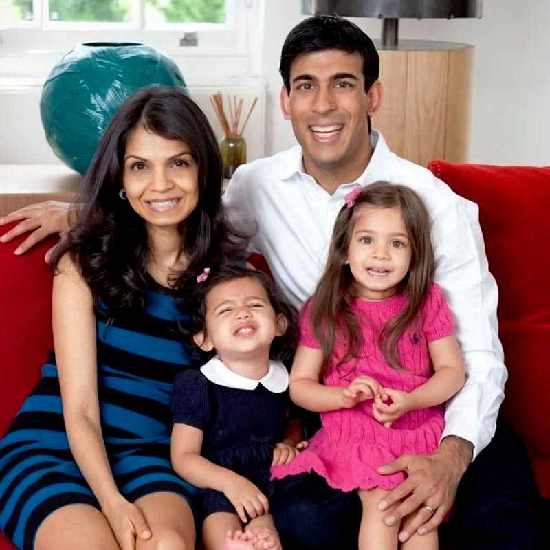 অক্ষতা এবং তাঁর মেয়েরা  নিয়মিত ভারতে আসেন। ব্রিটেনের ক্ষমতার শীর্ষে পৌঁছেও ভারতীয় শিকড় ভুলে যায়নি এই পরিবার।