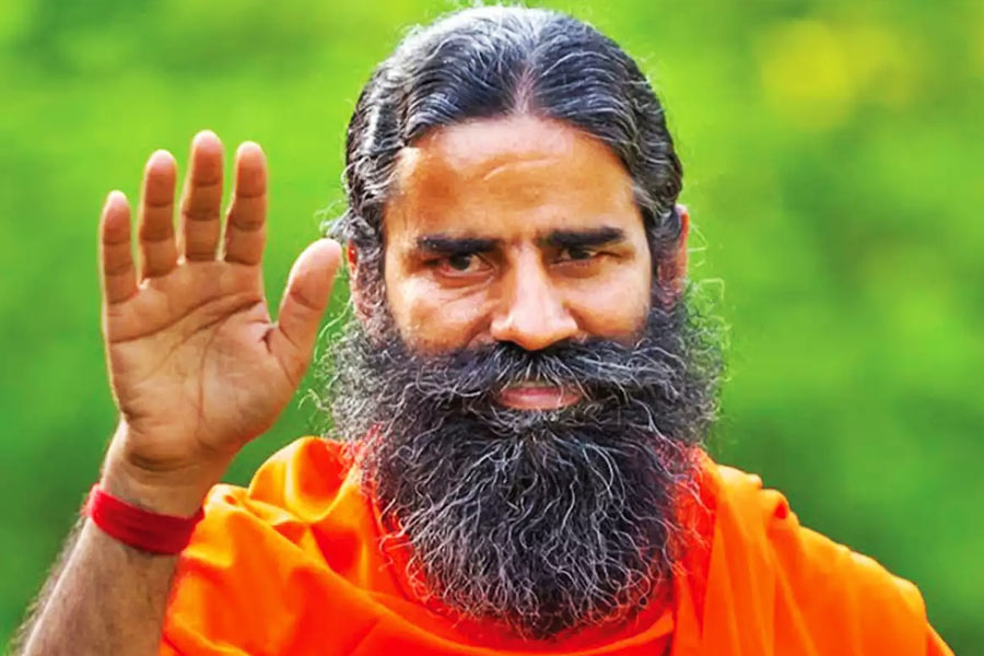 নতুন বিতর্কে জড়ালেন স্বঘোষিত ‘যোগগুরু’ রামদেব। তাঁর বিরুদ্ধে অভিযোগ, মহিলাদের সম্পর্কে অবমাননাকর মন্তব্য করেছেন তিনি। 