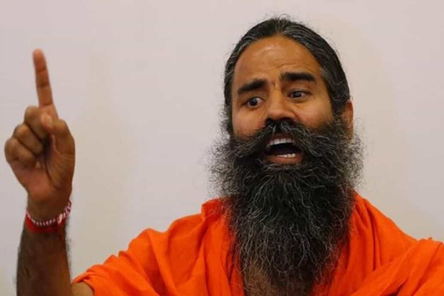 ঠাণের একটি শিবিরে মহিলা অনুগামীদের সামনে যোগ প্রশিক্ষণ দিচ্ছিলেন তিনি। সেই শিবিরে উপস্থিত ছিলেন মহারাষ্ট্রের উপমুখ্যমন্ত্রী তথা বিজেপি নেতা দেবেন্দ্র ফডনবীশের স্ত্রী অম্রুতা ফডনবীশ এবং মুখ্যমন্ত্রী একনাথ শিন্ডের পুত্র শ্রীকান্ত শিন্ডে। 