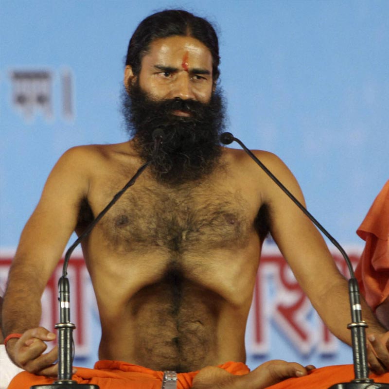 ভিডিয়োটিতে রামদেব বলছেন, “মেয়েদের শাড়ি পরলে দেখতে ভাল লাগে, সালোয়ার পরলেও ভাল লাগে, আবার কিছু না পরলেও ভাল লাগে।” 