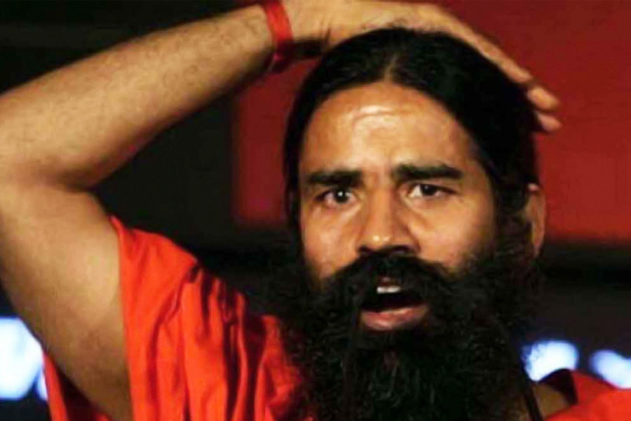 যোগগুরু মজার ছলে কথাটি বললেও মহিলা দর্শকদের তরফে কোনও হাততালি দেওয়া হয়নি। কেবল হাসতে দেখা যায় ফডনবীশ-পত্নীকে।