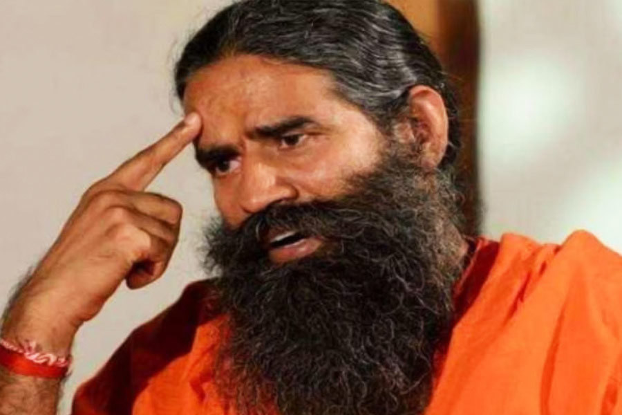 রামদেবের এই মন্তব্যকে ‘অত্যন্ত নিন্দাজনক’ বলেও আখ্যা দেন তিনি। এই মন্তব্যকে ঘিরে রাজনৈতিক রং লাগতে বেশি সময় নেয়নি। 