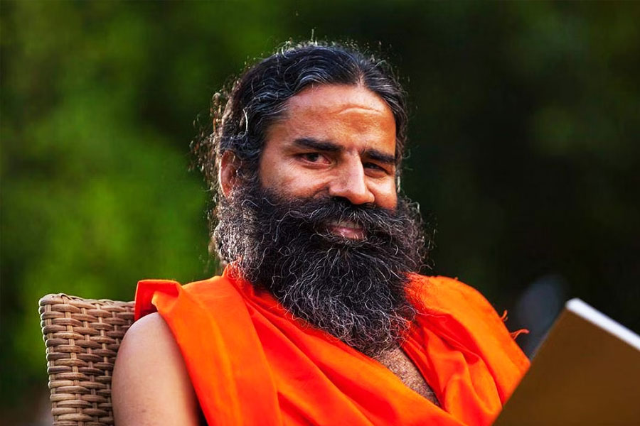 উদ্ধব-সেনার নেতা এ নিয়ে মহারাষ্ট্রের শাসক জোটের কড়া সমালোচনা করেছে। উদ্ধব-ঘনিষ্ঠ নেতা সঞ্জয় রাউত জানিয়েছেন, এই অন্যায় মন্তব্যের প্রতিবাদ করা উচিত ছিল ফডনবীশ-পত্নীর। 