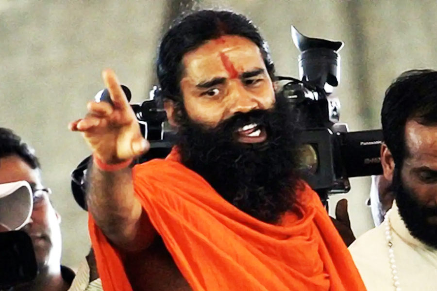 আলিগড়ের একটি অনুষ্ঠানে জনসমক্ষে জনসংখ্যা নিয়ন্ত্রণের এমন দাওয়াই দেন। জনসংখ্যা নিয়ন্ত্রণের এই একটা দাওয়াইয়েই তিনি অবশ্য থেমে থাকেননি। প্রয়োজনে সরকারি চাকরি, চিকিৎসার সুবিধাও কেড়ে নেওয়ার কথা বলেন।  তিনি বলেছিলেন, ‘‘হিন্দু বা মুসলিম যে-ই হন না কেন, যাঁদের দুইয়ের বেশি সন্তান, জনসংখ্যা নিয়ন্ত্রণ করতে তাঁদের ভোটাধিকার, সরকারি চাকরি এবং চিকিৎসার সমস্ত সরকারি সুযোগ-সুবিধা কেড়ে নিতে হবে। তবেই একমাত্র দেশের জনসংখ্যা নিয়ন্ত্রণ সম্ভব।’’