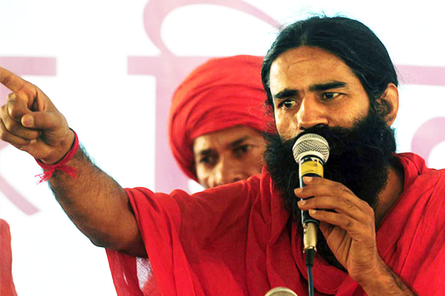 যোগগুরু বিয়ে করেননি। তাঁর মতো অবিবাহিতদের বিশেষ ভাবে সম্মানিত করা উচিত বলেও মন্তব্য করেছিলেন তিনি। কারণ, রামদেবের দাবি, তাঁদের মতো ব্যক্তিরাই দেশের জনসংখ্যা নিয়ন্ত্রণে গুরুত্বপূর্ণ ভূমিকা নিচ্ছেন। হরিদ্বারে নিজের আশ্রমে রামদেবের ভক্তদের নিয়ে এক সমাবেশে এ কথা বলেছিলেন তিনি।