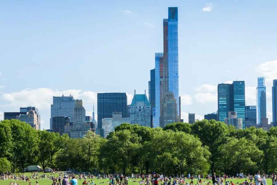 বহুতল নির্মাণে আমেরিকা, সংযুক্ত আরব আমিরশাহি এবং চিন একে অপরের সঙ্গে যেন টক্কর দেয়। প্রতিটি বহুতল নিজ নিজ বৈশিষ্ট্যে নজির গড়ে। যেমন নিউ ইয়র্কের এই স্টেনওয়ে টাওয়ার বিশ্বের সবচেয়ে সরু বহুতল হিসাবে নজির গড়েছে।