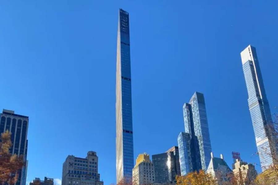 স্টেনওয়ে টাওয়ারের উচ্চতা প্রায় ১ হাজার ৪২৮ ফুট।