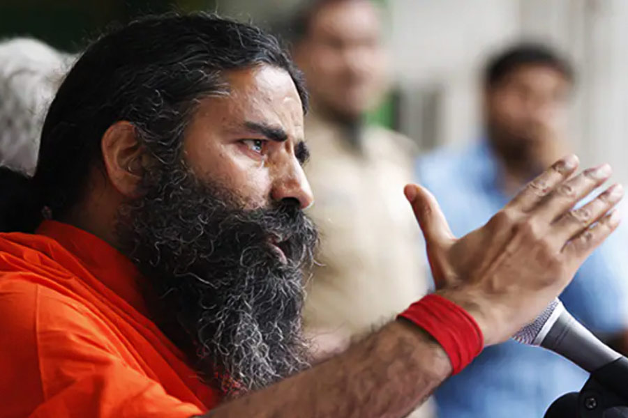 জনসংখ্যা নিয়ন্ত্রণের প্রয়োজনীয়তার কথা উল্লেখ করে রামদেব আরও বলেছিলেন, “বেদশাস্ত্রে কোনও কোনও ক্ষেত্রে এক জন দম্পতির ১০টি সন্তানের জন্ম দেওয়ারও অনুমতি রয়েছে। ফলে যাঁরা ক্ষমতাবান এবং যাঁদের প্রয়োজনীয়তা রয়েছে, তাঁরা এমনটা করতেই পারেন।” তবে এমনটা করা এ যুগে কি যুক্তিযুক্ত হবে, সে নিয়েও প্রশ্ন তুলেছেন তিনি। দাবি করেন, “দেশের জনসংখ্যা ১২৫ কোটি পার হয়ে গিয়েছে। ফলে আমাদের আর জনসং‌খ্যা বাড়ানোর প্রয়োজনীয়তা নেই।”