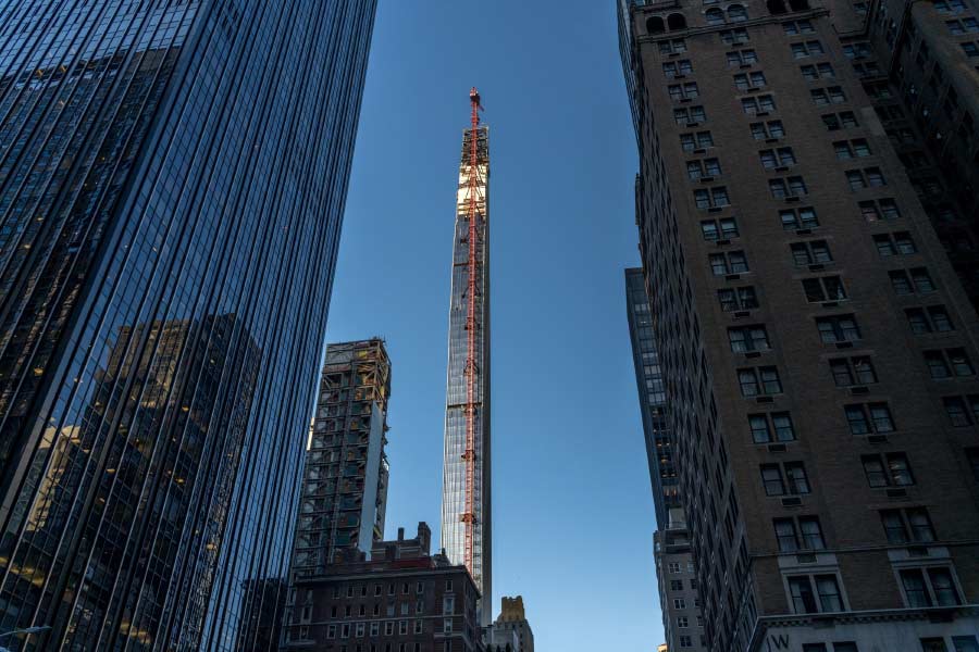 সংবাদ সংস্থা সূত্রের খবর, স্টেনওয়ে টাওয়ারের একটি ফ্ল্যাটের মূল্য ১০০ কোটি ডলার (ভারতীয় মুদ্রায় আনুমানিক ৮১৭ কোটি ১৪ লক্ষ টাকা)।