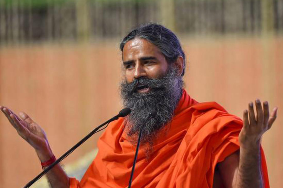 অতিমারি আবহে রামদেব দাবি করেছিলেন, তাঁর সংস্থার তৈরি আয়ুর্বেদিক ওষুধ কোরোনিল কোভিড-১৯ ভাইরাস থেকে পুরোপুরি ভাবে সুরক্ষা দিতে সক্ষম। একই সঙ্গে একটি ভিডিয়োতে তিনি কোভিডের টিকা এবং এর কার্যকারিতা নিয়ে প্রশ্ন করেন। তিনি আরও দাবি করেন, করোনার দু’টি টিকা নেওয়ার পরে ভারতে বেশ কয়েক জন চিকিৎসক মারা গিয়েছেন। এমনকি, অ্যালোপ্যাথি চিকিৎসাকে ‘মুর্খ এবং দেউলিয়া’ বিজ্ঞান বলেও মন্তব্য করেছিলেন যোগগুরু। এর পরই রামদেবের বিরুদ্ধে সরব হয় চিকিৎসক সংগঠনগুলি।