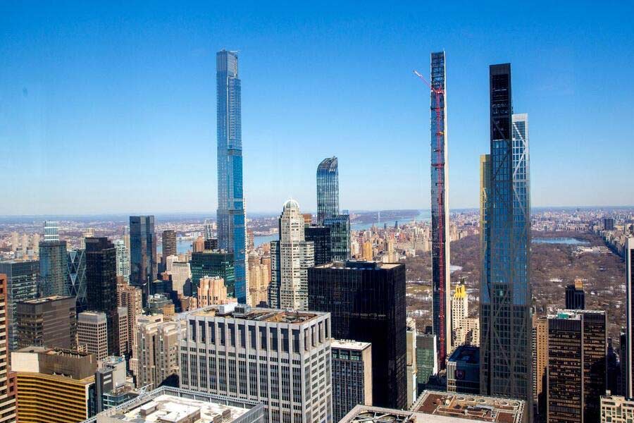 স্টেনওয়ে টাওয়ার যে জমির উপর দাঁড়িয়ে, তার দৈর্ঘ্য এবং বহুতলের উচ্চতার অনুপাত ১:২৪।