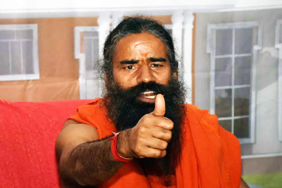 কোভিড টিকার কার্যকারিতা নিয়ে প্রশ্ন তুলে জনসাধারণকে বিভ্রান্ত করার অভিযোগ এনে রামদেবের বিরুদ্ধে আদালতের দ্বারস্থ হয়েছিল চিকিৎসকদের সংগঠন ‘ইন্ডিয়ান মেডিকেল অ্যাসোসিয়েশন (আইএমএ)’। আইএমএ-র আবেদনে কেন্দ্রের কী মত, সেই জবাব চেয়েও নোটিস পাঠায় সুপ্রিম কোর্ট। এর আগে তাঁর করা মন্তব্যের জন্য দিল্লি হাই কোর্টও রামদেবকে সতর্ক করেছিল।