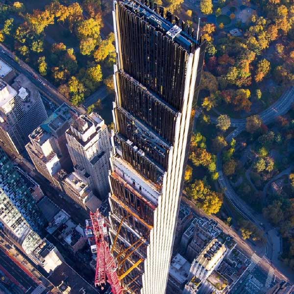 স্টেনওয়ে টাওয়ারের প্রতিটি ঘরে রয়েছে মেঝে থেকে দেওয়াল পর্যন্ত উঁচু কাচের জানলা। এই জানলা দিয়ে ম্যানহ্যাটন শহরের সৌন্দর্য উপভোগ করা যায়।