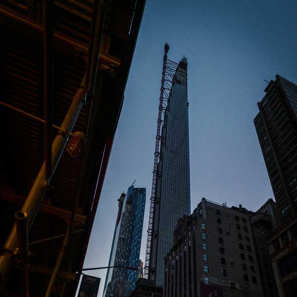 সংবাদ সংস্থা সূত্রের খবর, স্টেনওয়ে টাওয়ারটি ৫৭ ফুট চওড়া। প্রায় ৫৩ হাজার বর্গ মিটার এলাকা জুড়ে টাওয়ারটি বানানো হয়েছে।