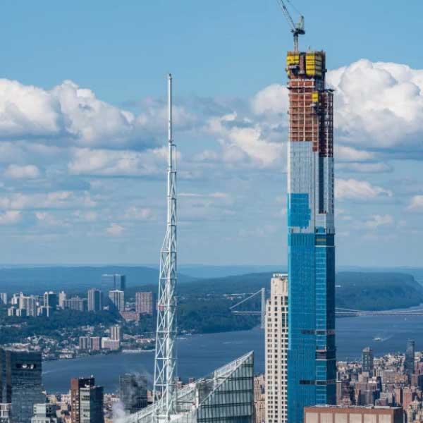 স্টুডিয়ো সোফিল্ড সংস্থার মালিক উইলিয়াম সোফিল্ড স্টেনওয়ে টাওয়ারের সাজসজ্জার দায়িত্বে ছিলেন।