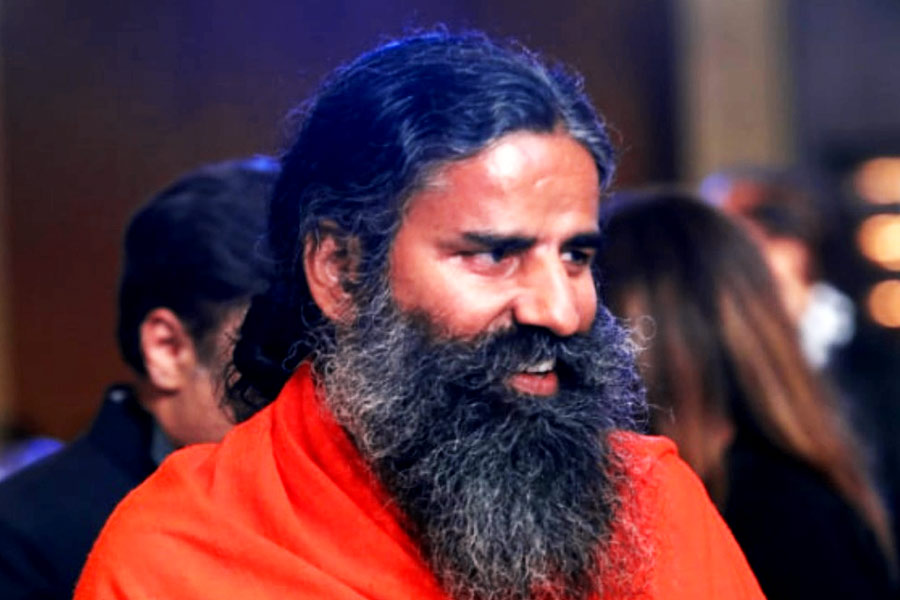 শুনানি চলাকালীন তৎকালীন প্রধান বিচারপতি এনভি রমণা আদালতে প্রশ্ন তোলেন, ‘‘রামদেব কেন অ্যালোপ্যাথি চিকিৎসকদের বিরুদ্ধে অভিযোগ করছেন? তিনি যোগব্যায়ামকে জনপ্রিয় করেছেন। সেটা খুব ভাল কথা। কিন্তু তার জন্য তাঁর অন্য চিকিৎসা ব্যবস্থার সমালোচনা করা উচিত নয়। তিনি যা মেনে চলেন তা মেনে চললেোই সবাই সব রোগ থেকে সুস্থ হয়ে যাবেন তার নিশ্চয়তা কী?’’