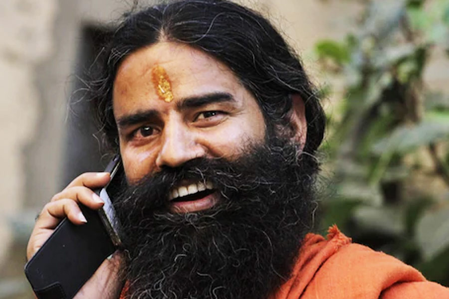 তবে রামদেবের সঙ্গে বরাবরই গেরুয়া শিবিরের সখ্য চোখে পড়ার মতো। সম্প্রতি রামদেবের ‘দিব্য ফার্মেসি’র উৎপাদিত পাঁচটি ওষুধের উপর থেকে নিষেধাজ্ঞা প্রত্যাহার করে নেয় উত্তরাখণ্ডের আয়ুর্বেদ ও ইউনানি লাইসেন্সিং অথরিটি। আগের নির্দেশিকাকে সংশোধন করে নতুন নির্দেশিকাও জারি করা হয়। সেখানে বলা হয়, ওই ৫টি ওষুধ উৎপাদন জারি রাখতে পারবে রামদেবের সংস্থা।