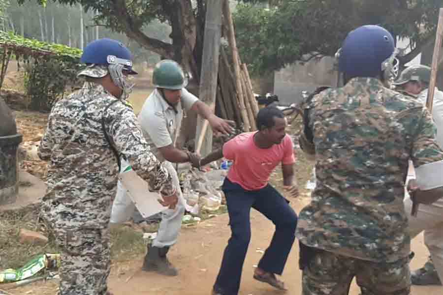 জনতাকে ছত্রভঙ্গ করতে পুলিশের লাঠি।