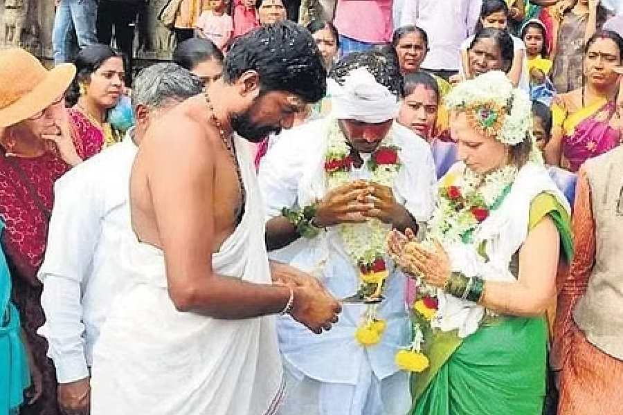 কোভিডের বিধিনিষেধের কারণে বিয়ের তারিখ পেতে অনেকটা সময় লেগে যায়।