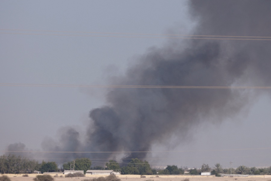 আগুন লাগার পর বেরোচ্ছে ধোঁয়া।