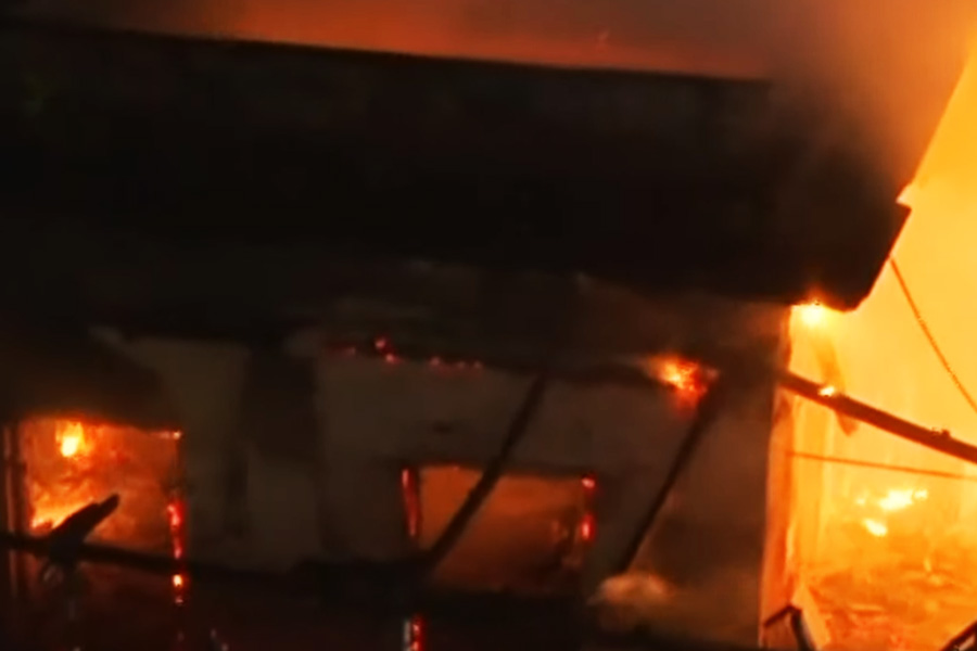 টেরিটি বাজারে বাড়িতে আগুন, ঘটনাস্থলে  দমকলের ৪টি ইঞ্জিন, ধোঁয়ায় ঢাকল চারপাশ