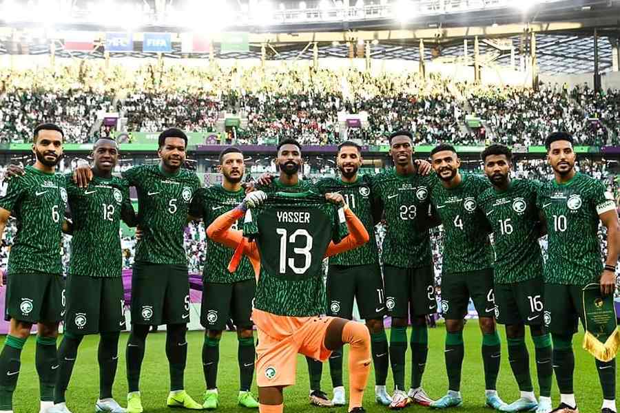 আলশাহরানির জার্সি নিয়ে সৌদি ফুটবলাররা।