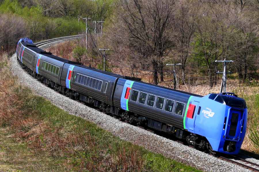 আগামী দু-তিন বছরের মধ্যে ভারতের হাতে আসছে ‘টিল্টিং ট্রেন’। আশা করা যাচ্ছে,  ২০২৫ সালের মধ্যেই নয়া প্রযুক্তির এই ট্রেনগুলি ভারতে চালু হবে। এমনটাই জানিয়েছেন ভারতীয় রেলের এক কর্তা।