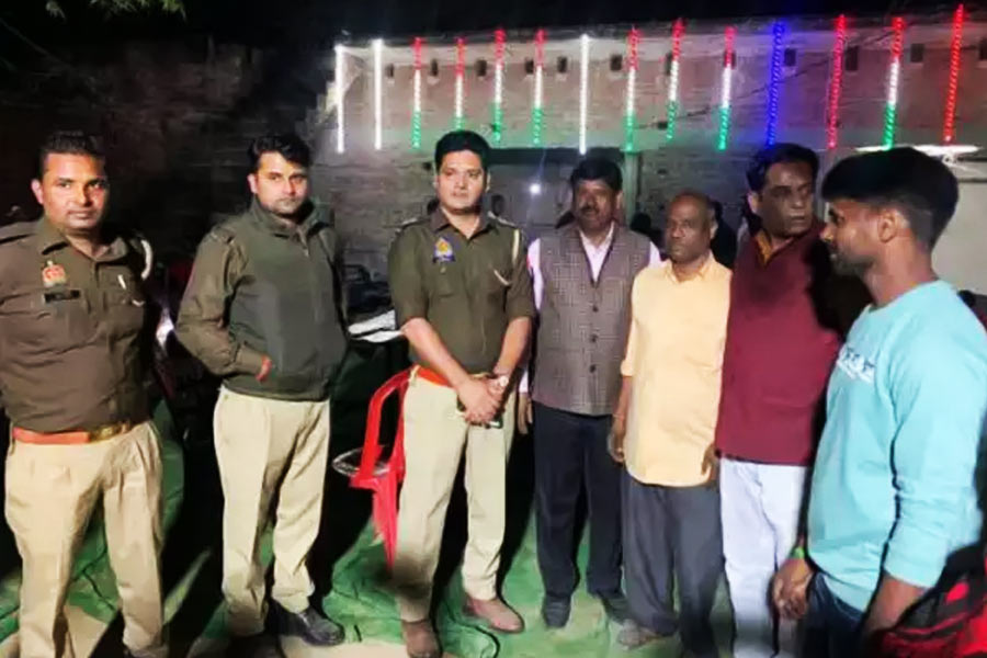 দলিত কন্যার আবদার মেটালেন পুলিশকর্মীরা। 