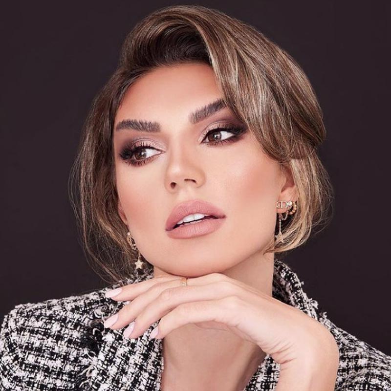 গত মাসে একটি ফোটোশুটে ক্যামেরাবন্দি হয়েছিলেন শার্লট। তাঁর ছবিগুলি ইনস্টাগ্রাম-সহ সমাজমাধ্যমে ছড়িয়ে পড়তেই হামলে পড়েছেন অনুরাগীরা।