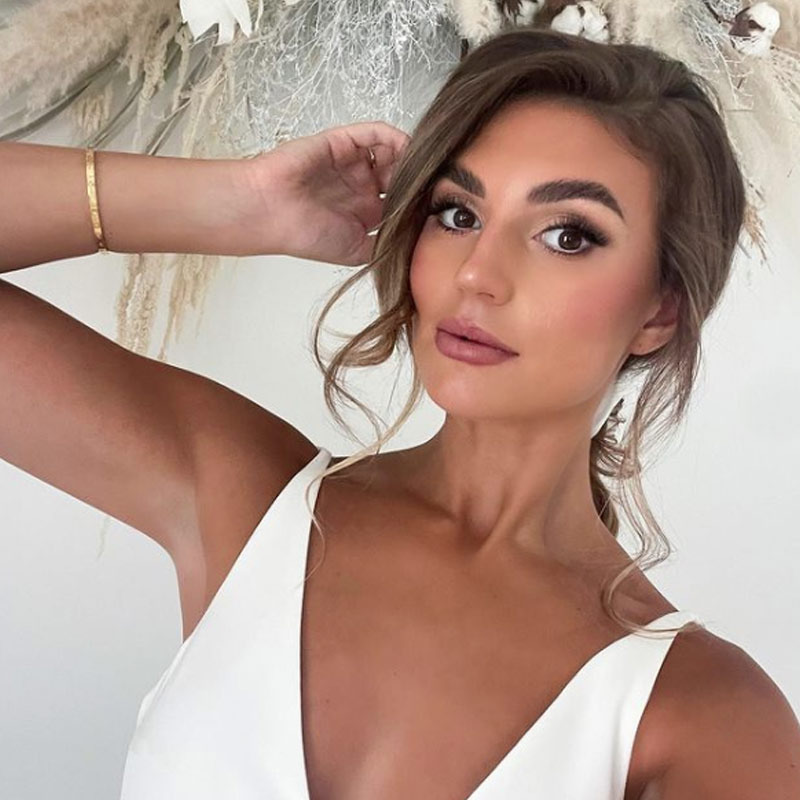 ছবিগুলিতে দেখা গিয়েছে, ফ্যাকাসে রঙা ঢেউয়ের সামনে শার্লটের উদ্দাম ভঙ্গিমা। কোনওটায় আবার সাদা গাউনের মায়া সামলে নিজেকে বালুকাবেলায় ছড়িয়ে দিয়েছেন। কোনওটিতে তিনি রহস্যময়ী। কোনওটিতে আবার আত্মমগ্ন।