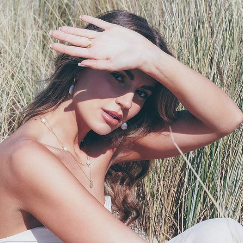 ইপিএলে গত মরসুমের পরই শার্লটকে বিয়ের প্রস্তাব দেন মুর। চলতি বছরের মে-তে সেই বিশেষ দিনটির কথা ফলাও করে অনুরাগীদের জানিয়েছিলেন শার্লট।