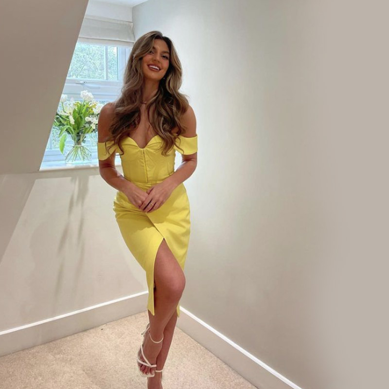 হবু জীবনসঙ্গী হিসাবে শার্লটকে নিয়ে উচ্ছ্বসিত মুরও। নিজের ইনস্টাগ্রামে তিনি লিখেছেন, ‘‘(শার্লট) অতুলনীয় মেয়ে আর ওঁকে বিয়ে করার জন্য তর সইছে না।’’