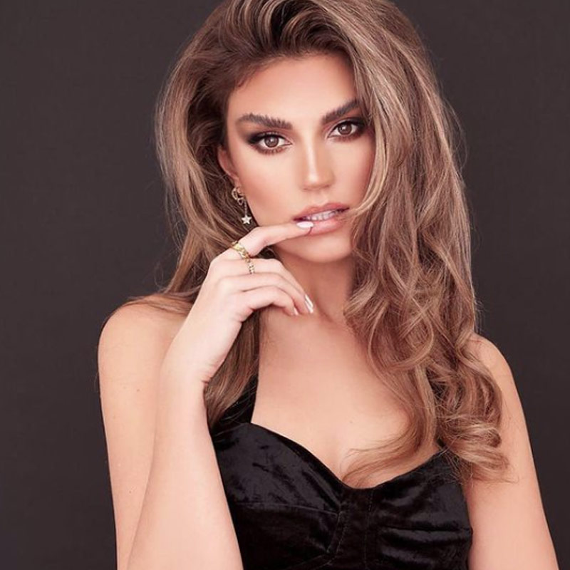 ২৮ বছরের এই মডেলের সঙ্গে তাঁর সম্পর্ক নিয়ে লুকোছাপা নেই মুরের। সমাজমাধ্যমের বহু পোস্টেই শার্লটের সঙ্গে তাঁকে একসঙ্গে দেখা গিয়েছে। কখনও রেস্তরাঁয় গিয়েছেন তো কখনও বা বিমানের পাশাপাশি আসনে নিজস্বী তুলছেন।