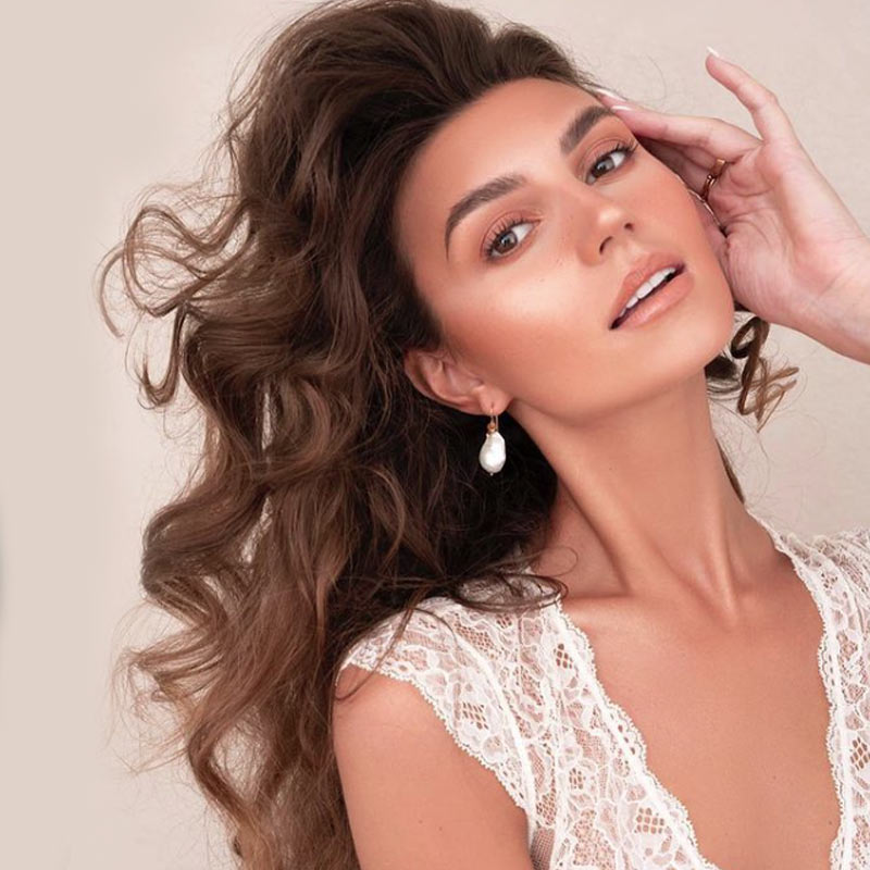 ইনস্টাগ্রামে হাজার হাজার অনুরাগী রয়েছে শার্লটের। তাঁদের প্রিয় মডেলের সব ছবিতেই মন্তব্য ছুড়ে দেন তাঁরা।