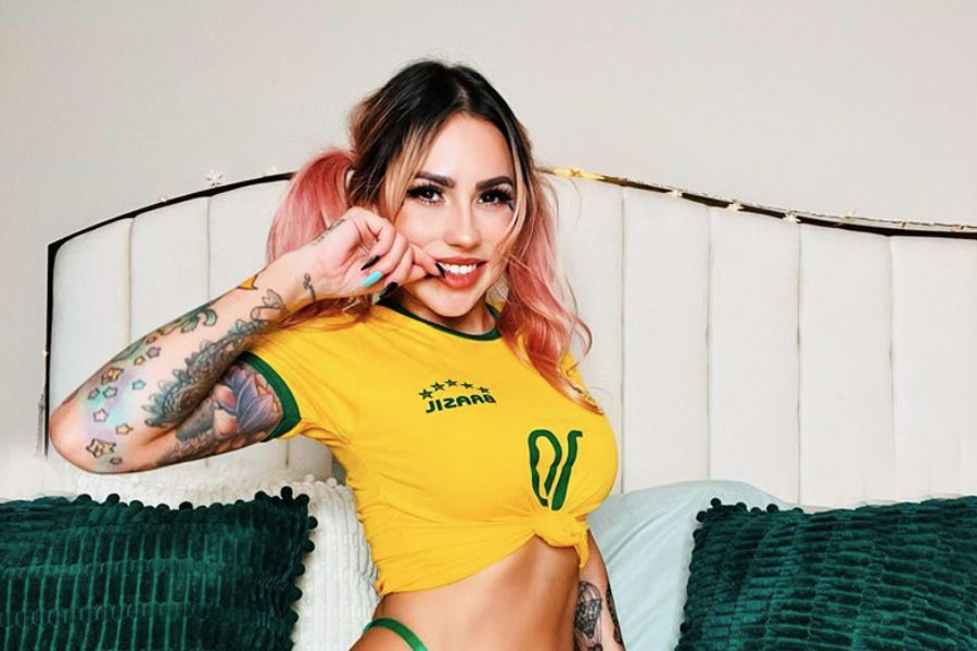 সাক্ষাৎকারে তরুণী জানিয়েছেন, ‘ওনলি ফ্যান’ নামের একটি ওয়েবসাইটে তিনি নগ্ন ছবি বিলি করার পরিকল্পনা করেছেন। অনলাইনে নিজস্ব ছবি বা ভিডিয়ো বিক্রি করার ওয়েবসাইট এই ‘ওনলি ফ্যান’। সেখানেই বিনামূল্যে সাবস্ক্রিপশনের ব্যবস্থা করে দেবেন তিনি।