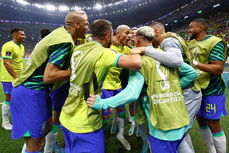 ব্রাজিলীয় তরুণী বলেছেন, ‘‘আমাদের কাছে বিশ্বকাপ একটি উৎসবের সমান। আমরাই সারা পৃথিবীতে সেরা। আমাদের বেশির ভাগ ফুটবলার বিদেশি ক্লাবের হয়ে খেলেন। তাঁদের সকলকে এক সঙ্গে এক দলের হয়ে খেলার সুযোগ আসে এই বিশ্বকাপের মতো টুর্নামেন্টে।’’