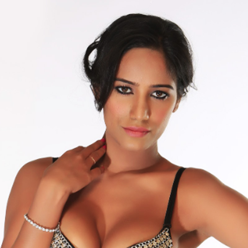 বস্তুত, বিশ্বকাপের মতো প্রতিযোগিতায় অভিনেত্রী বা মডেলদের প্রকাশ্যে নগ্ন হওয়ার ঘোষণা নতুন নয়। এর আগে বলিউড অভিনেত্রী পুনম পান্ডে একাধিক বার ভারত জিতলে নগ্ন হওয়ার কথা বলেছিলেন।