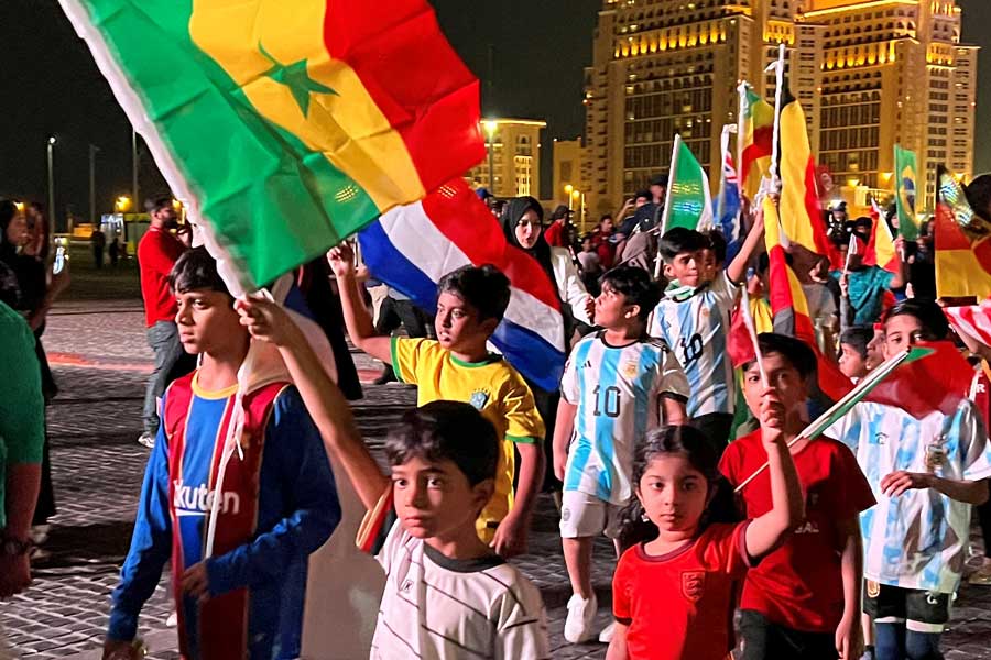 ভারত থেকে অত্যুৎসাহী ফুটবল ভক্তরা কেউ কেউ এ বছর কাতারেও পাড়ি দিয়েছেন। প্রিয় তারকাদের খেলা সামনে থেকে গ্যালারিতে বসে দেখতে গিয়েছেন তাঁরা। বিশ্বকাপে ভারতীয় সমর্থক কিংবা তাঁদের উৎসাহের কোনও অভাব নেই। অভাব কেবল ভারতীয় জার্সির।