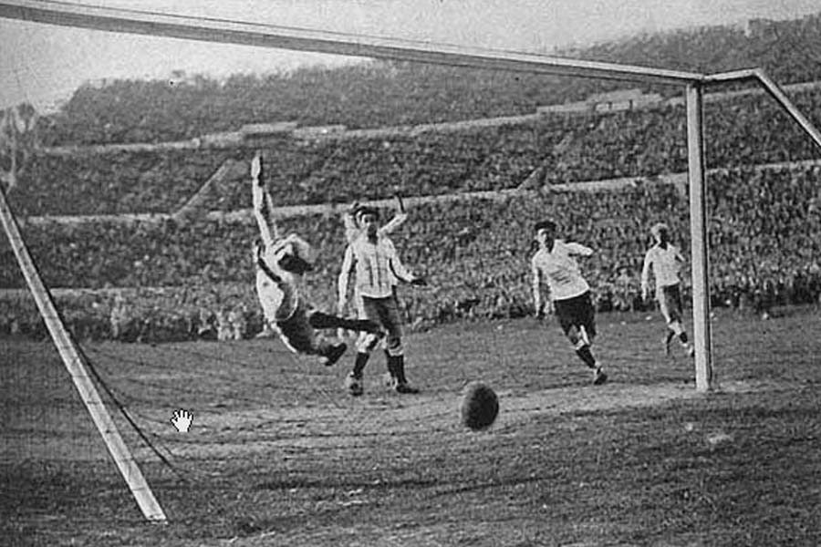 ১৯৩০ সাল থেকে ফুটবল বিশ্বকাপের আয়োজন করছে ফিফা। এখনও পর্যন্ত বিশ্ব ফুটবলের এই চূড়ান্ত পর্যায়ে কখনও খেলেনি ভারত। কখনও বিশ্বকাপে নিজের দেশের জন্য গলা ফাটাতে পারেননি ফুটবলপ্রিয় ভারতীয় সমর্থকরা।