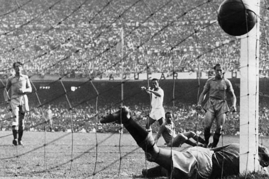 অবশ্য সুযোগ এসেছিল এক বার। ১৯৫০ সালে ফিফা আয়োজিত ফুটবল বিশ্বকাপে ভারত খেলার সুযোগ পেয়েছিল। কিন্তু ফিফার ডাক পেয়েও বিশ্বকাপ খেলতে যায়নি ভারতীয় দল। যেন হাতের লক্ষ্মীকেই তারা ঠেলে দিয়েছিল পায়ে।