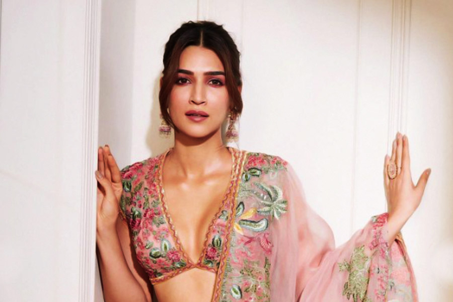  বলিপাড়ায় ক্রমশ নিজের দ্যুতি ছড়াচ্ছেন অভিনেত্রী কৃতী শ্যানন। বিশেষত, ‘মিমি’ ছবির পর থেকেই দর্শক মহলে আলাদা করে নজর কেড়েছেন ‘পরমসুন্দরী’। যদিও এখনও শাহরুখ-সলমন-আমিরের বিপরীতে দেখা যায়নি নায়িকাকে। তবুও হাল আমলের এই নায়িকার জনপ্রিয়তা তুঙ্গে। 