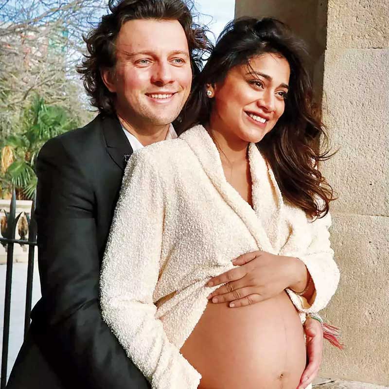 এক নেটাগরিক লিখেছিলেন, “সাদা চামড়ার লোককে কেন বিয়ে করলেন?” পড়ে চটে যান আন্দ্রেই নিজেও।