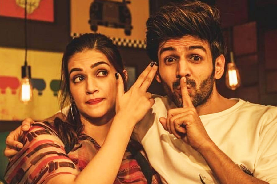 অন্য দিকে, ‘লুকাছুপি’ ছবিতে কার্তিক ও কৃতীর রসায়ন মাত করেছিল সিনেমহল। কয়েক বছর বাদে আবার ওই দুই নায়কের বিপরীতে অভিনয় করলেন কৃতী। বরুণের সঙ্গে কৃতীর নতুন ছবি ‘ভেড়িয়া’ মুক্তি পেয়েছে। ২০২৩ সালের ফেব্রুয়ারি মাসে মুক্তি পাওয়ার কথা কৃতী-কার্তিকের ছবি ‘শেহজাদা’। 